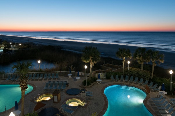 Een binnenzwembad, een buitenzwembad