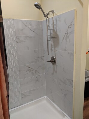 Dusche, Haartrockner, Handtücher, Seife
