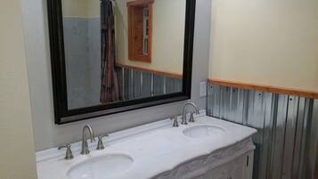 Ducha, secador de pelo, toallas y jabón