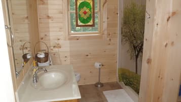 Combined shower/tub, towels, toilet paper