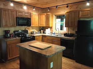 Fridge, microwave, oven, stovetop - Spring and Summer are right around the corner!  Time to relax in the Mountains (Fairfield)