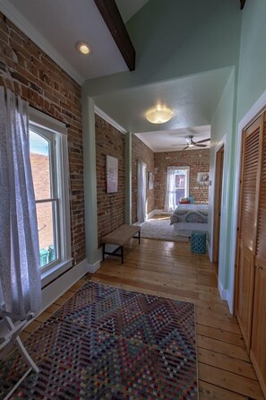 2 bedrooms, desk, iron/ironing board, free WiFi - Salida Chic-2 BDR, 1.5 BTH-downtown Salida, large private deck w beautiful views (Salida)