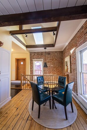 Interior - Salida Chic-2 BDR, 1.5 BTH-downtown Salida, large private deck w beautiful views (Salida)