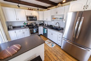 Fridge, microwave, oven, stovetop - Salida Chic-2 BDR, 1.5 BTH-downtown Salida, large private deck w beautiful views (Salida)
