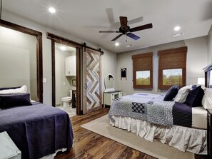 5 bedrooms, iron/ironing board, WiFi, bed sheets - Voca House-Modern 1890's Farmhouse - Pool, Hot Tub, Game room, AMAZING VIEW! (Wimberley)