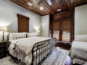 5 bedrooms, iron/ironing board, WiFi, bed sheets