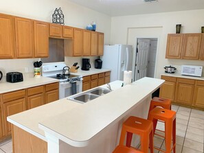 Frigorifero, microonde, forno, piano cottura