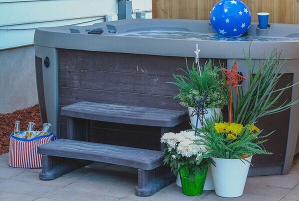 Outdoor spa tub - 4 bedroom Hot Tub Game Room Super Clean Pet Friend (Taylorsville)