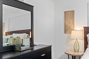 4 Schlafzimmer, Schreibtisch, Bügeleisen/Bügelbrett, Reisekinderbett