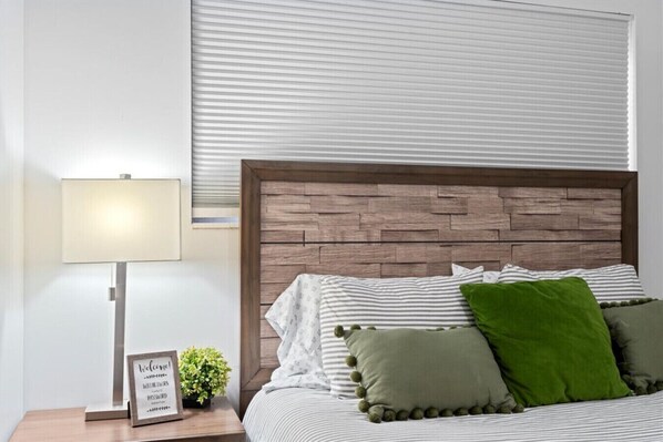 4 habitaciones, escritorio y tabla de planchar con plancha