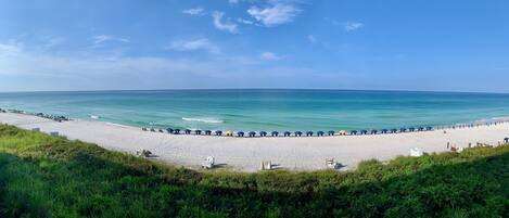 Plage, chaises longues