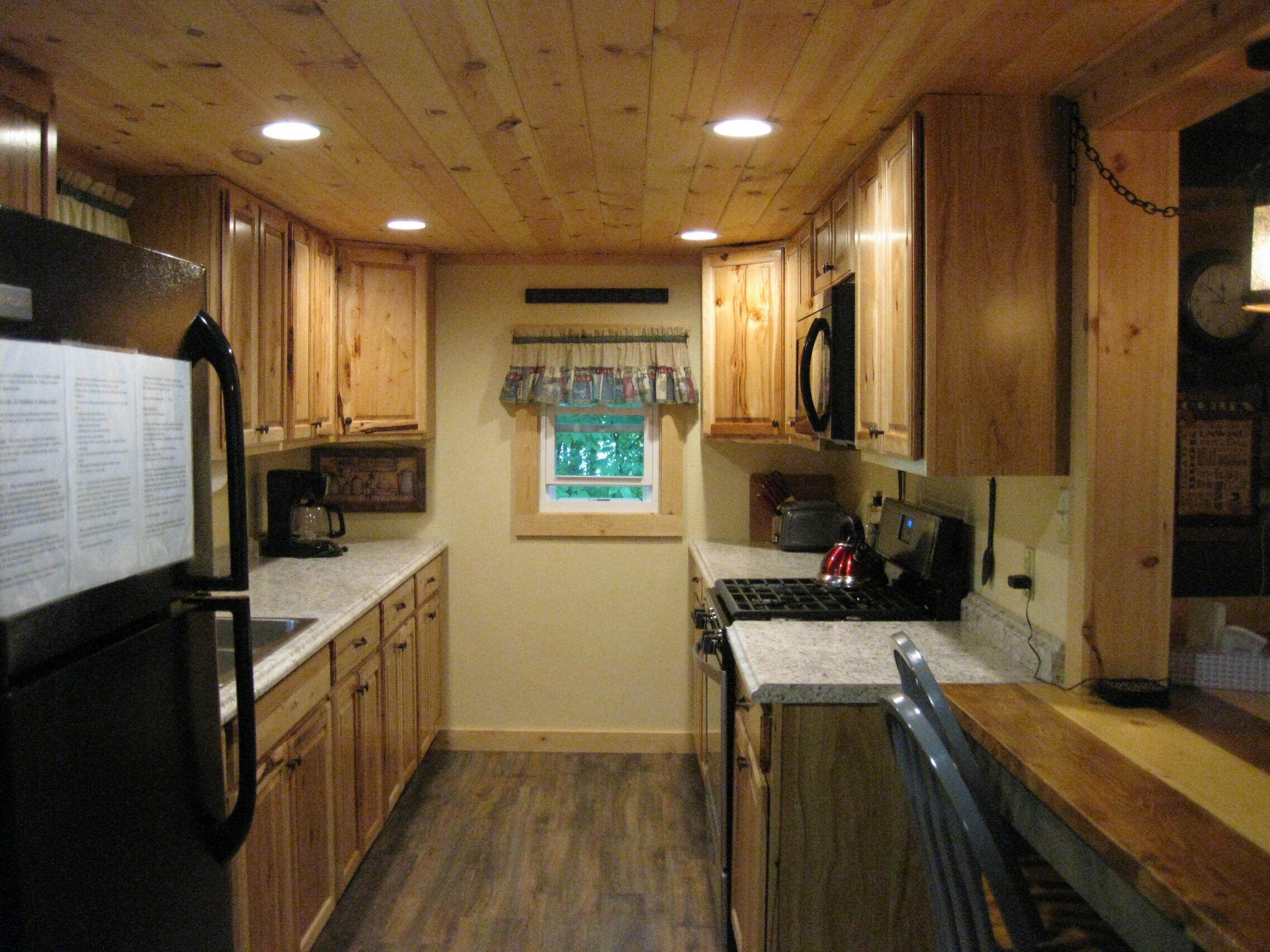 Kingsize bedroom. Mountain ridge view, fireplace. Two creeks on property. Wifi 