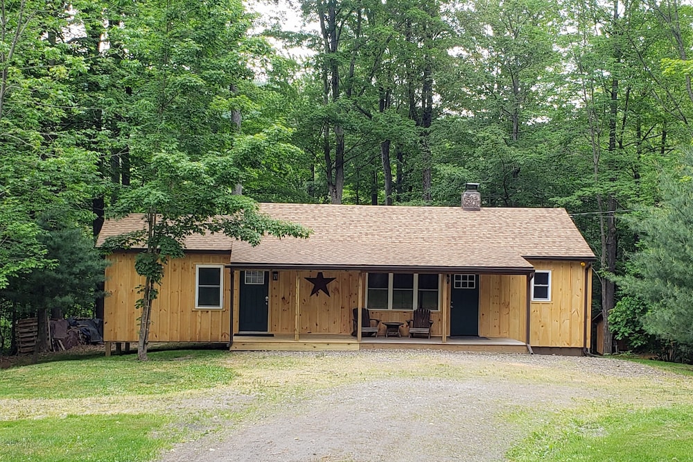 Kingsize bedroom. Mountain ridge view, fireplace. Two creeks on property. Wifi