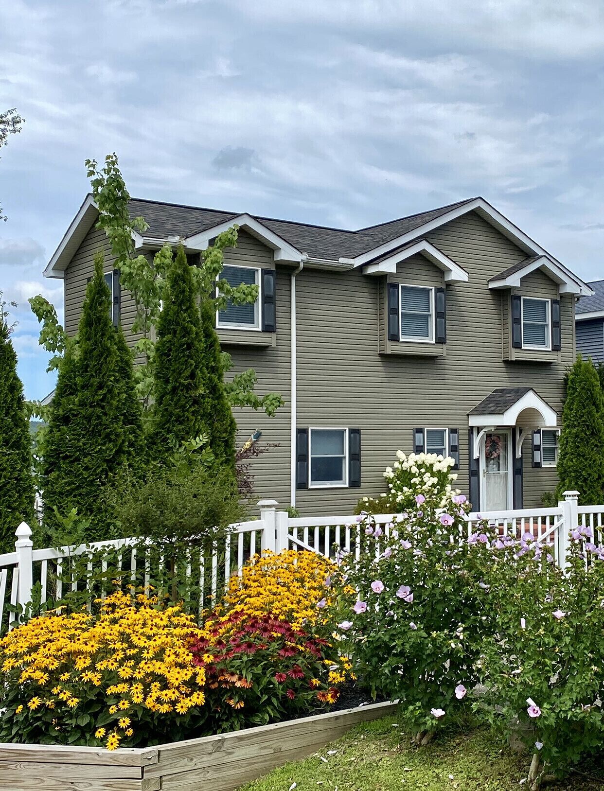 Chautauqua Lakefront Home! REMODELED! 5 bdrm/ 3 full bath; 4 night min (Oct-May)