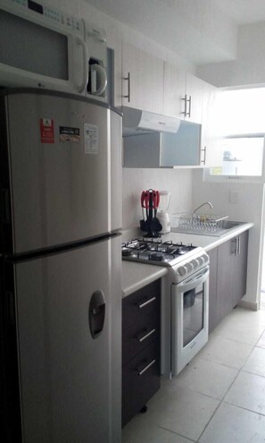 Réfrigérateur, four à micro-ondes, un four, surface de cuisson