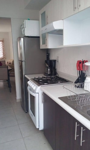 Refrigerador, microondas, horno y parrilla de estufa