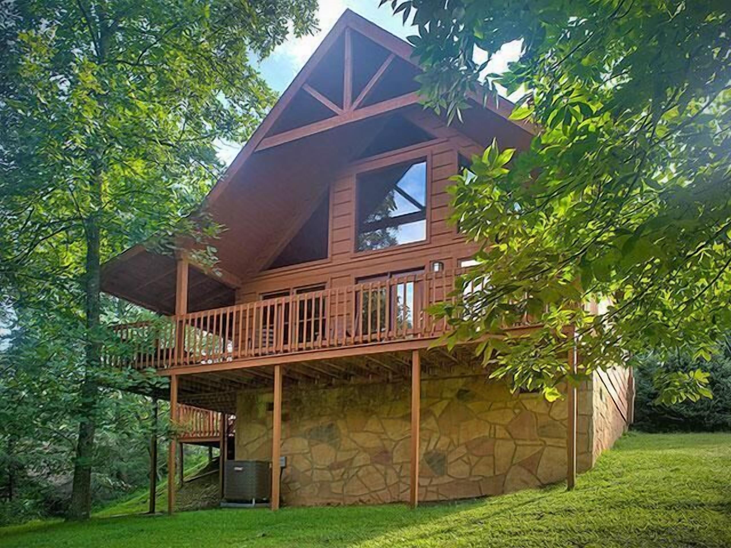 Hide-Away - Quiet Resort Cabin| Brand New Hot Tub!| Pet Friendly!