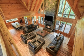 Smart TV, chimenea y futbolito