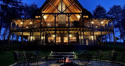 Luxury Lodge-Sleeps 22, bain à remous, Wifi, cheminées, terrasses couvertes, 12 acres, étang