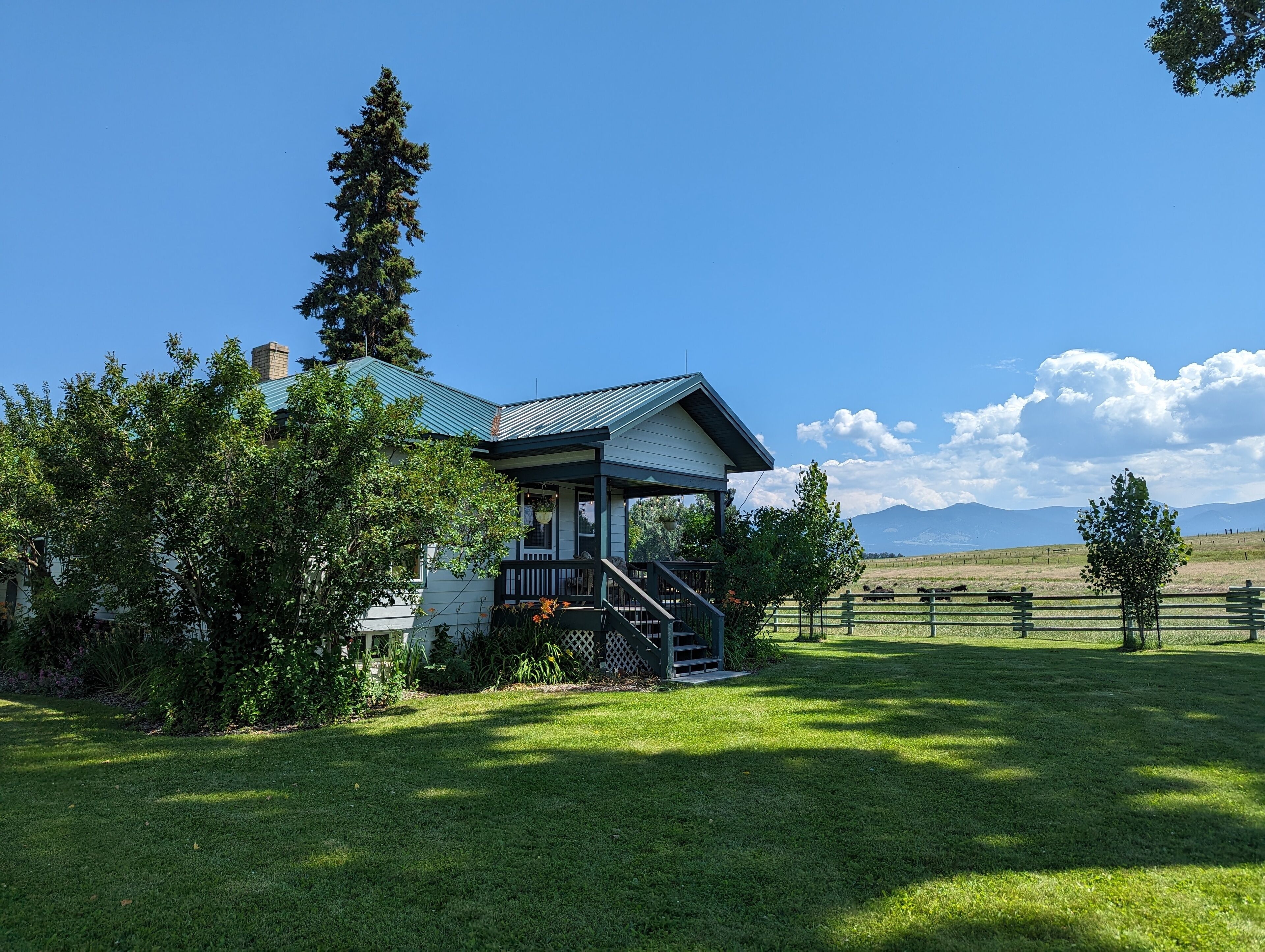 Cozy and quaint farm cottage on Marcus Daly's historic Bitter Root Stock Farm