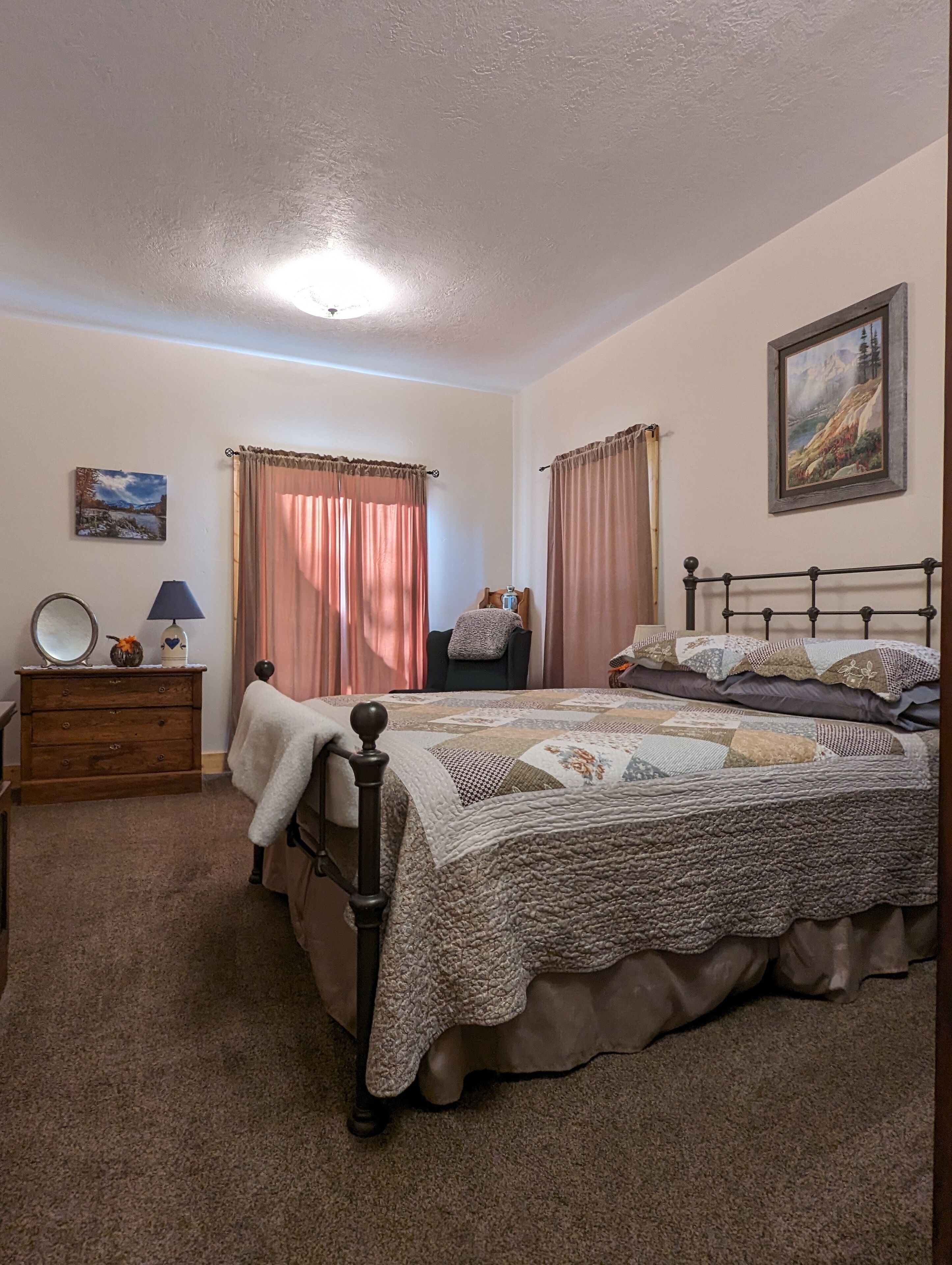 Cozy and quaint farm cottage on Marcus Daly's historic Bitter Root Stock Farm