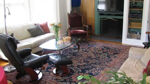 TV, fireplace, DVD player, books - 1891 Victorian Home Near Harvard (Cambridge)