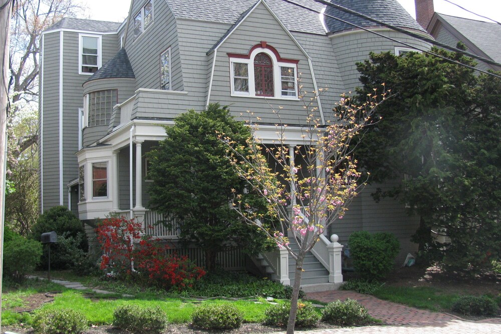 1891 Victorian Home Near Harvard