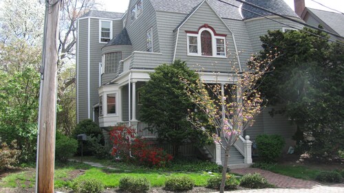 1891 Victorian Home Near Harvard