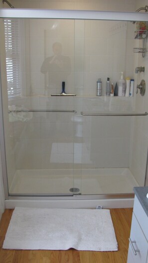 Badewanne, Haartrockner, Handtücher, Shampoo