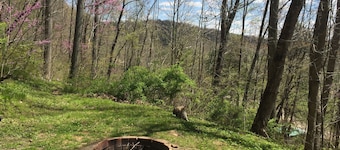 5 Min From The Caves on 21+ Acres, Wi-Fi, Hot Tub, Fire Pit, Pet Friendly, Grill