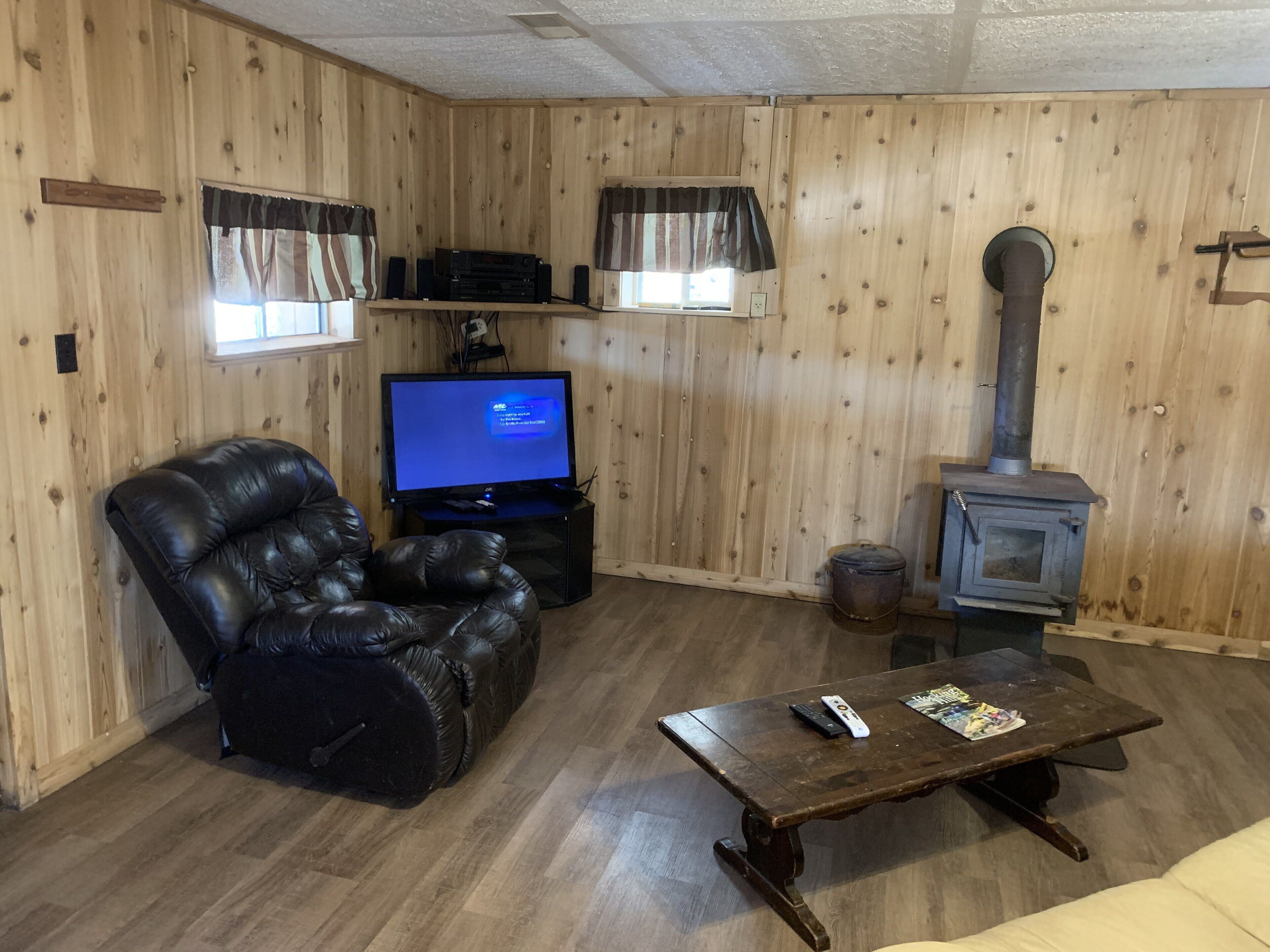 5 Min From The Caves on 21+ Acres, Wi-Fi, Hot Tub, Fire Pit, Pet Friendly, Grill
