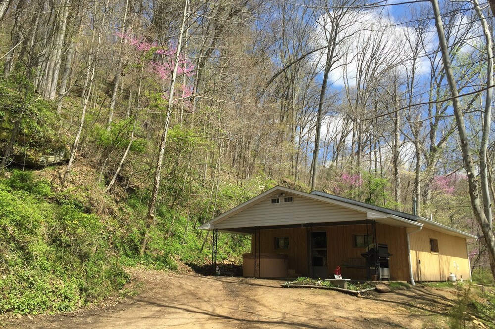 5 Min From The Caves on 21+ Acres, Wi-Fi, Hot Tub, Fire Pit, Pet Friendly, Grill