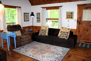 TV, DVD-spiller, bøker og filmbibliotek