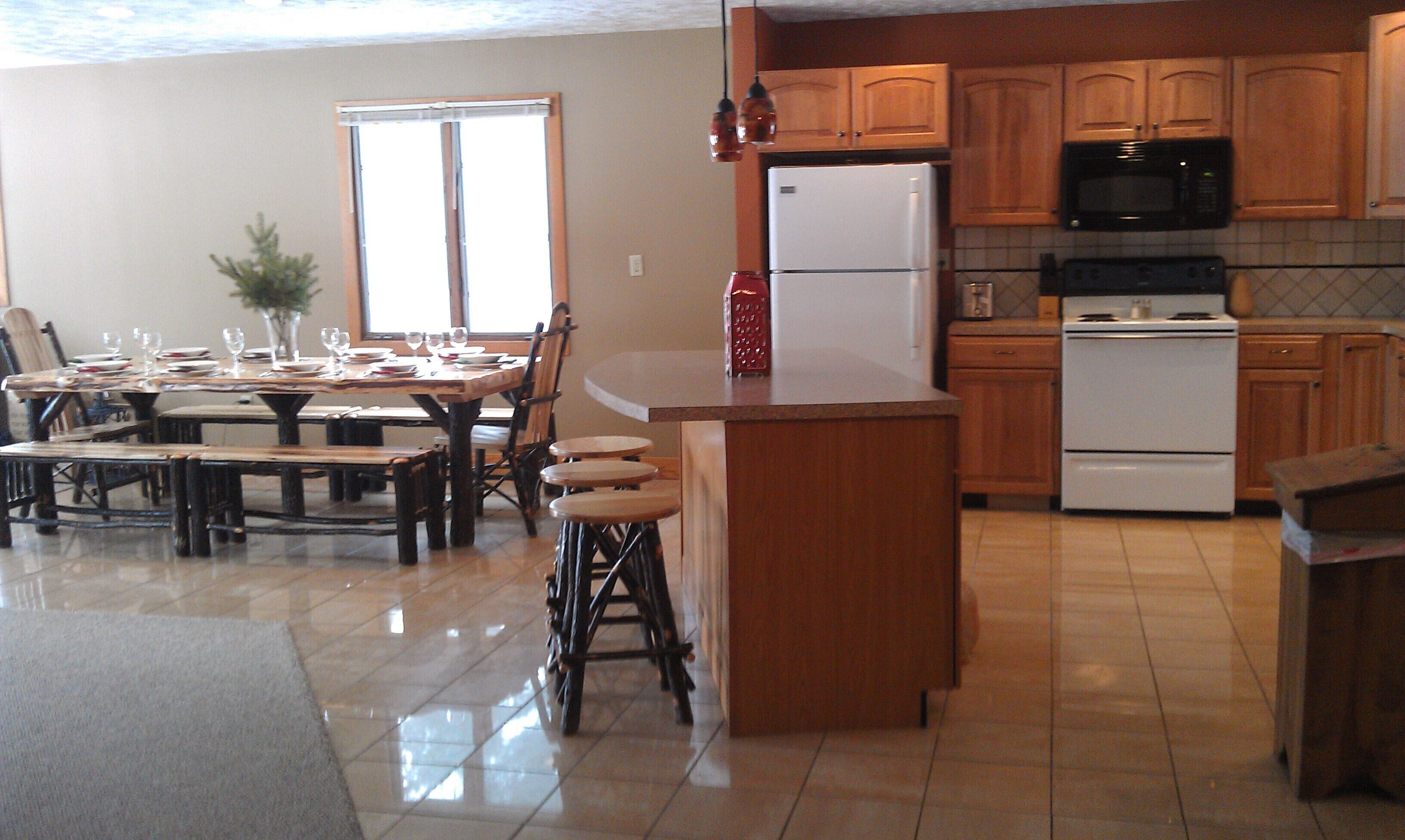 Spacious Lake House in Cadillac, MI - Boggs N. Lodge 
4 bedrooms - Sleeps 12-15