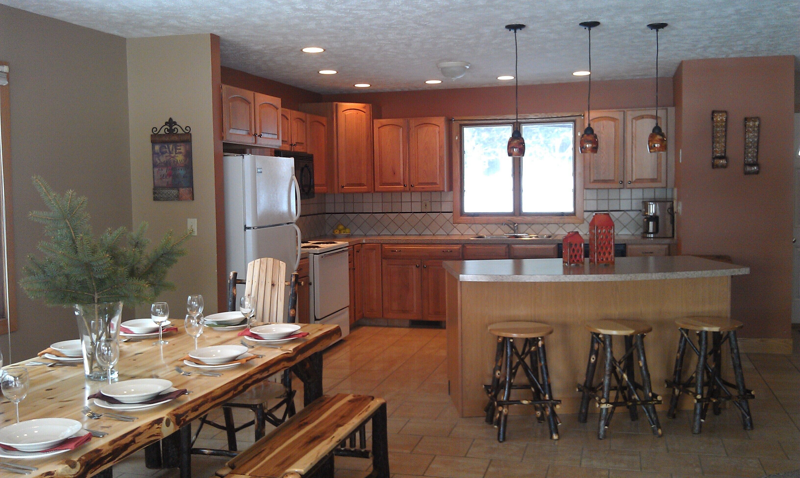 Spacious Lake House in Cadillac, MI - Boggs N. Lodge 
4 bedrooms - Sleeps 12-15