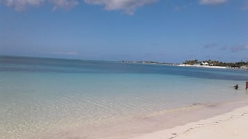 En la playa, camastros y toallas de playa