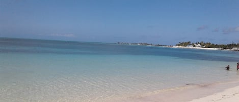 Plage, chaises longues, serviettes de plage