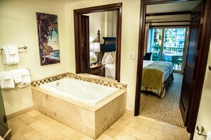 2 chambres, bureau, fer et planche à repasser, lit de bébé portatif