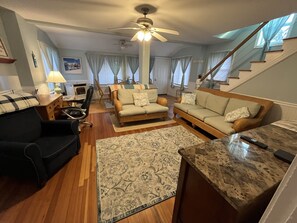 智能電視、壁爐、電子遊戲、 辦公室