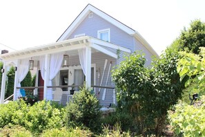 Exterior - Jamestown Cozy Coastal Cottage in town near beaches & Newport. Sleeps 6 pets ok. (Jamestown)