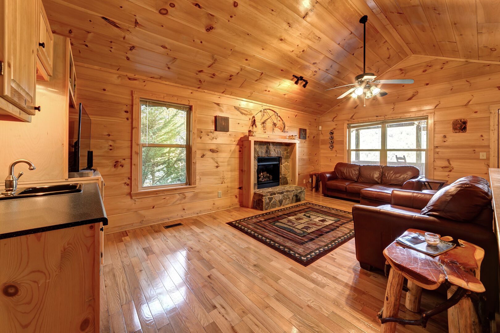Above The Rest - Tranquil hillside cabin with hot tub overlooking Alpine Helen