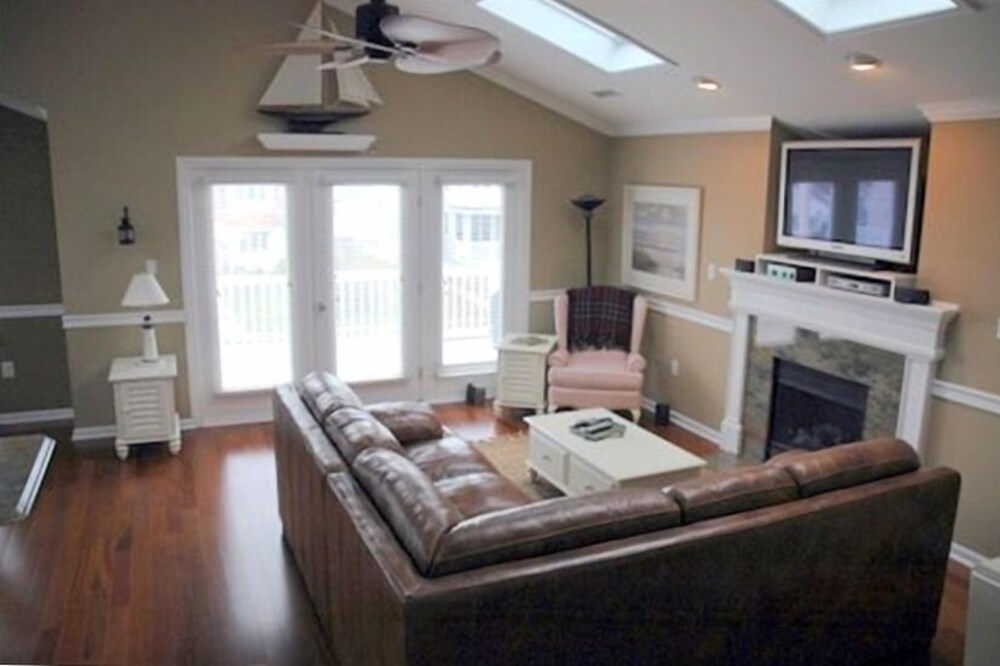 4 BR/2 BA - Plasma Hdtv - Granite Kitch - Wireless Internet