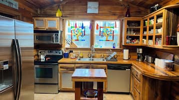 Grand réfrigérateur, micro-ondes, four, plaque de cuisson