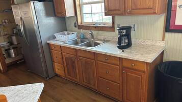 Full-size fridge, microwave, oven, stovetop