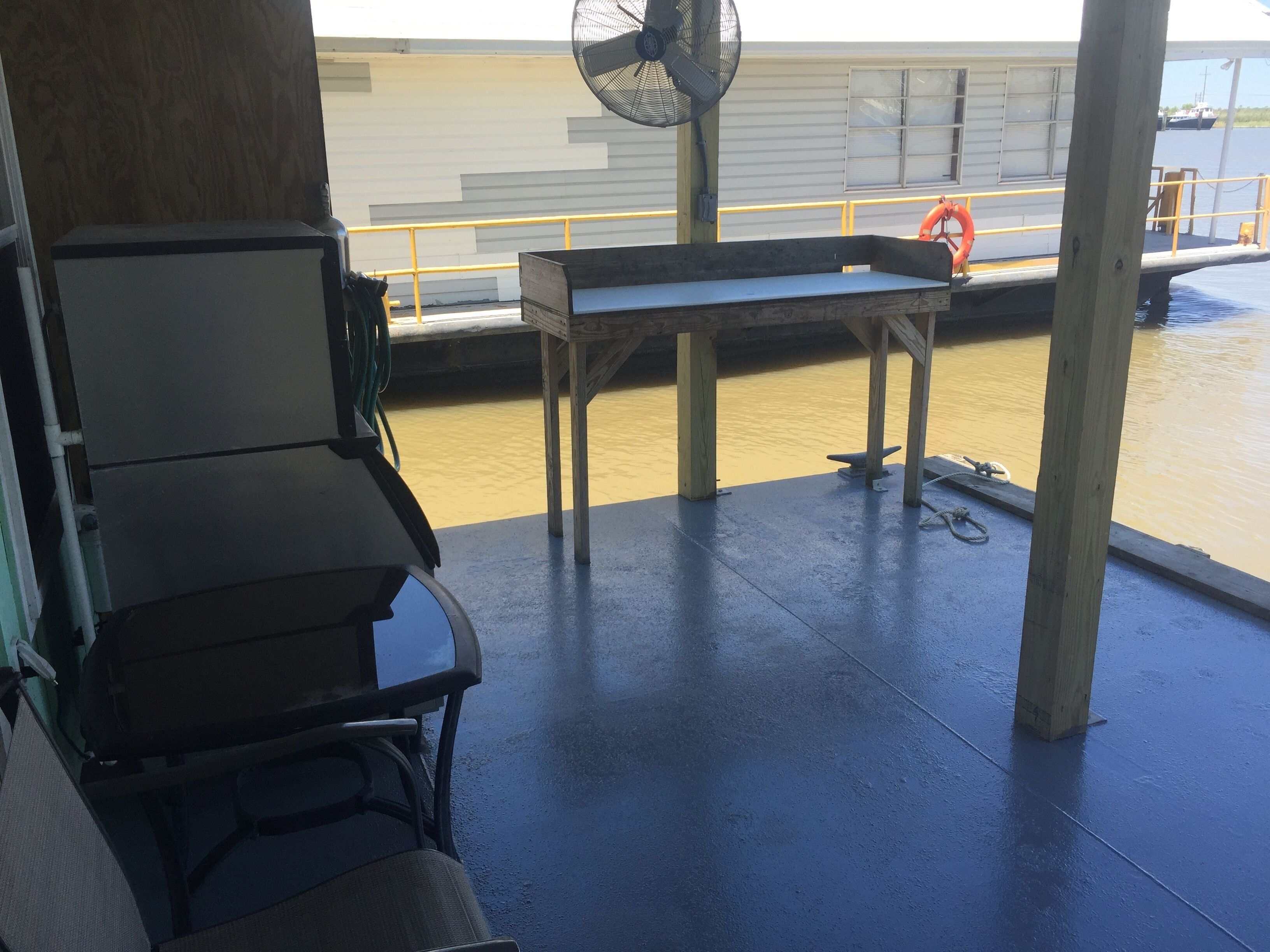 Fish cleaning table and ice machine