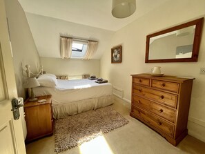 2 bedrooms, iron/ironing board, travel cot, free WiFi