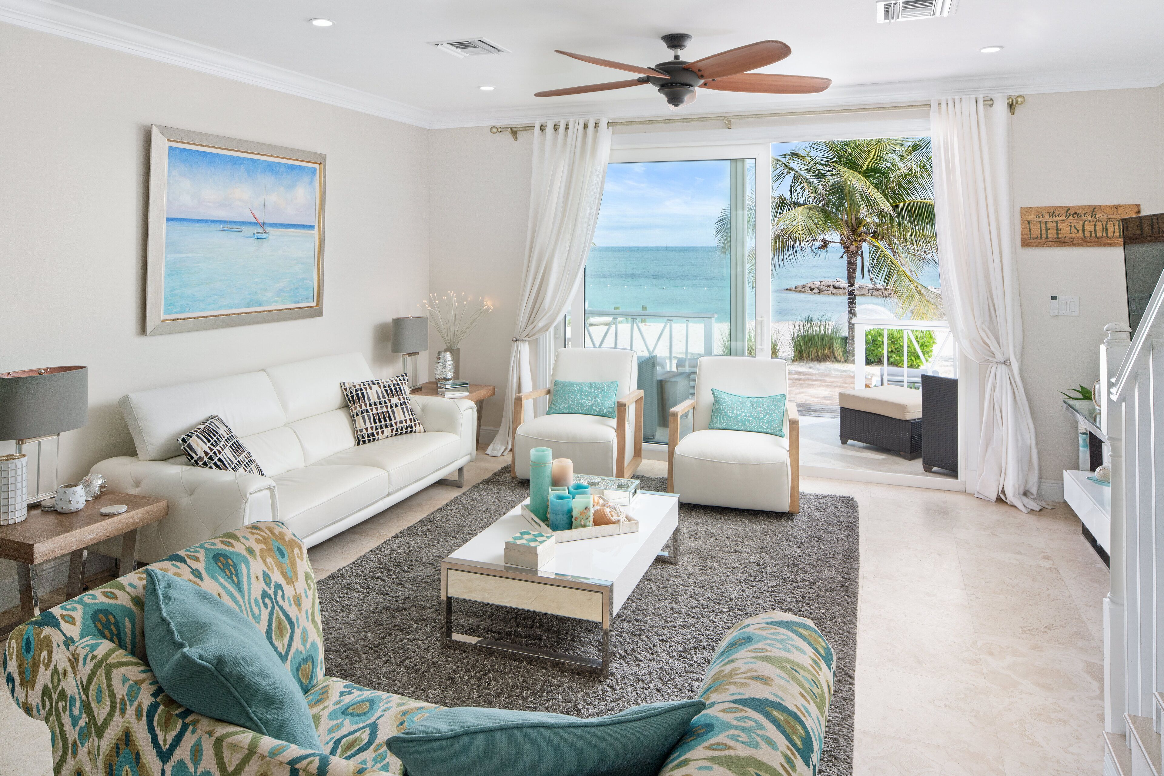 TV connectée, livres, médiathèque, vidéothèque