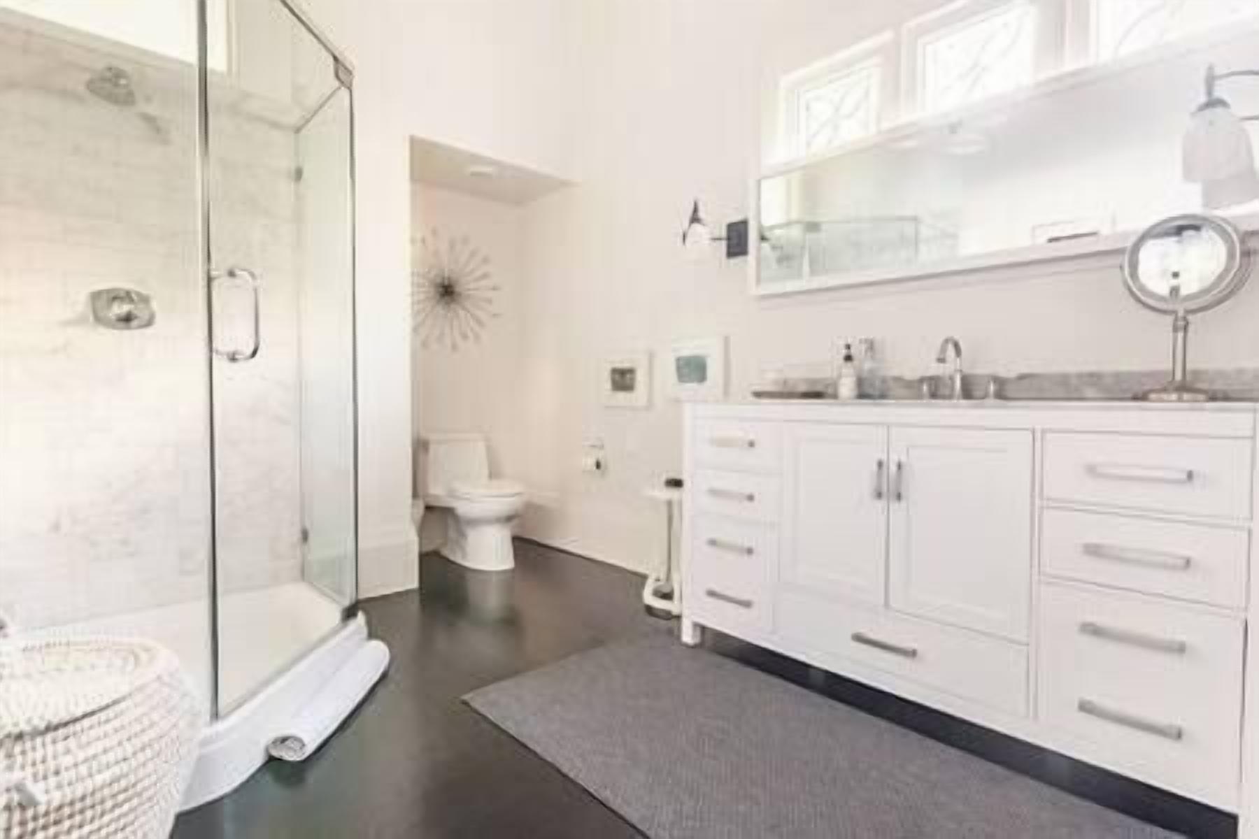 Ducha, secador de pelo, toallas, jabón