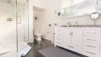 Ducha, secador de pelo, toallas, jabón