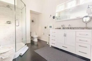 Haartrockner, Handtücher, Seife, Shampoo